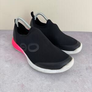 OOFOS Black and Pink Flats with Slip-On Design